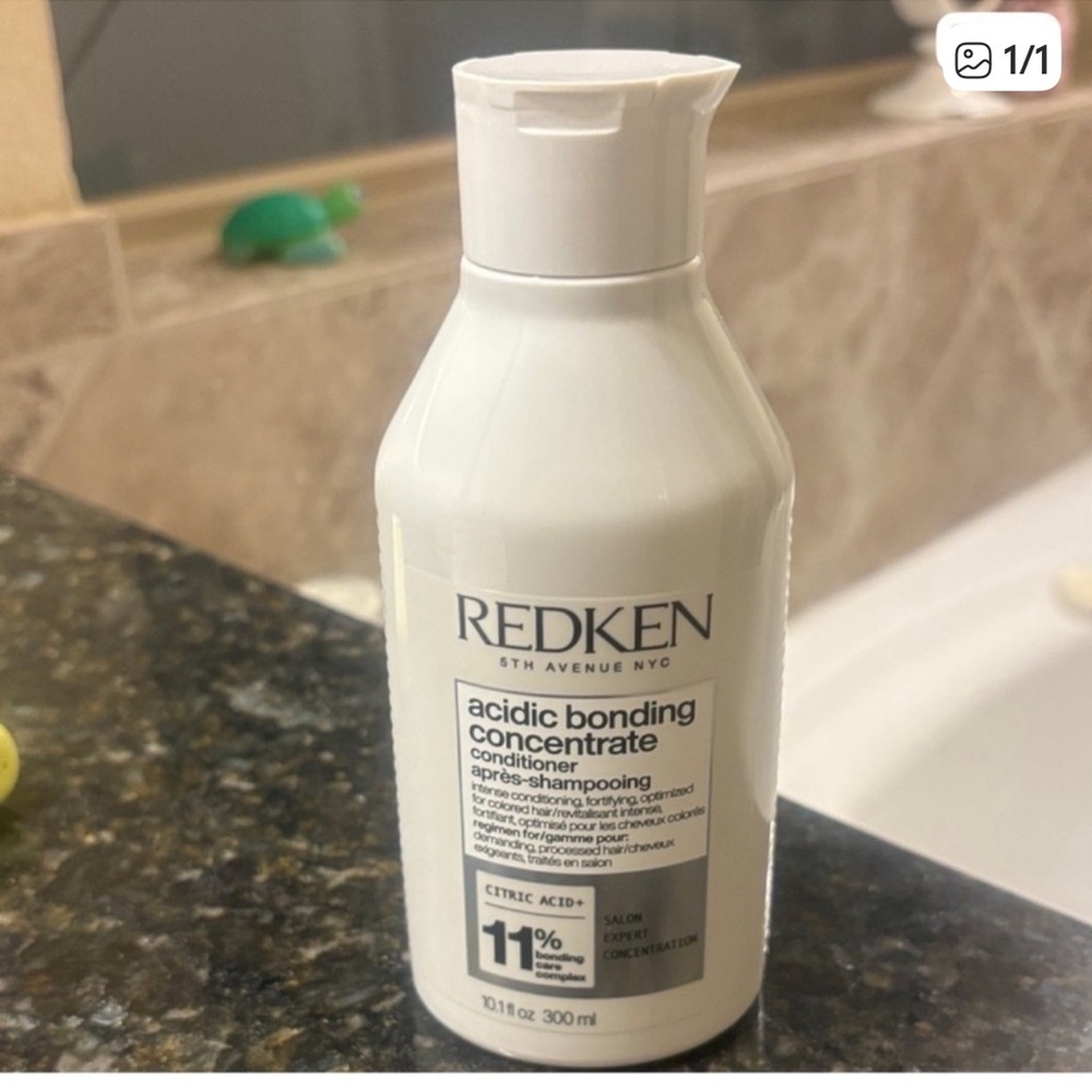 Redken Acidic Bonding Concentrate Conditioner - White